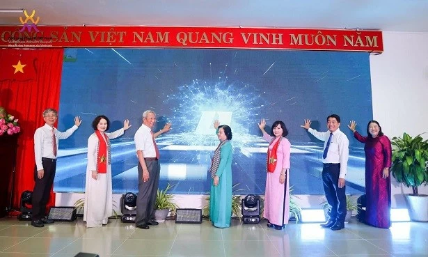 Triển lãm 'Sen trong đá' tôn vinh khí phách và vẻ đẹp người phụ nữ Việt Nam Triển lãm 'Sen trong đá' tôn vinh khí phách và vẻ đẹp người phụ nữ Việt Nam