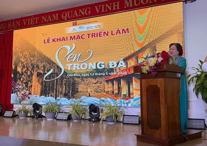 Triển lãm 'Sen trong đá' tôn vinh khí phách và vẻ đẹp người phụ nữ Việt Nam Triển lãm 'Sen trong đá' tôn vinh khí phách và vẻ đẹp người phụ nữ Việt Nam