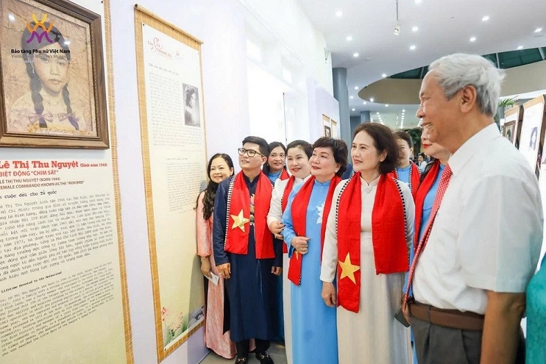Triển lãm 'Sen trong đá' tôn vinh khí phách và vẻ đẹp người phụ nữ Việt Nam Triển lãm 'Sen trong đá' tôn vinh khí phách và vẻ đẹp người phụ nữ Việt Nam