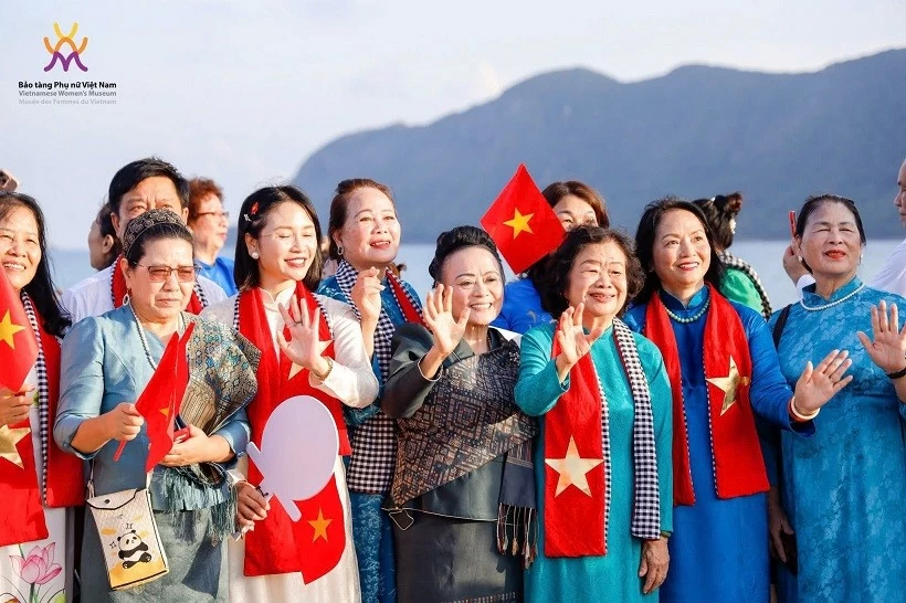 Triển lãm 'Sen trong đá' tôn vinh khí phách và vẻ đẹp người phụ nữ Việt Nam Triển lãm 'Sen trong đá' tôn vinh khí phách và vẻ đẹp người phụ nữ Việt Nam