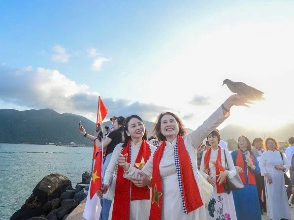 Triển lãm 'Sen trong đá' tôn vinh khí phách và vẻ đẹp người phụ nữ Việt Nam Triển lãm 'Sen trong đá' tôn vinh khí phách và vẻ đẹp người phụ nữ Việt Nam