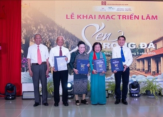 Triển lãm 'Sen trong đá' tôn vinh khí phách và vẻ đẹp người phụ nữ Việt Nam Triển lãm 'Sen trong đá' tôn vinh khí phách và vẻ đẹp người phụ nữ Việt Nam