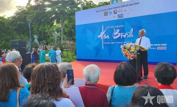 Triển lãm 'Sen trong đá' tôn vinh khí phách và vẻ đẹp người phụ nữ Việt Nam Triển lãm 'Sen trong đá' tôn vinh khí phách và vẻ đẹp người phụ nữ Việt Nam