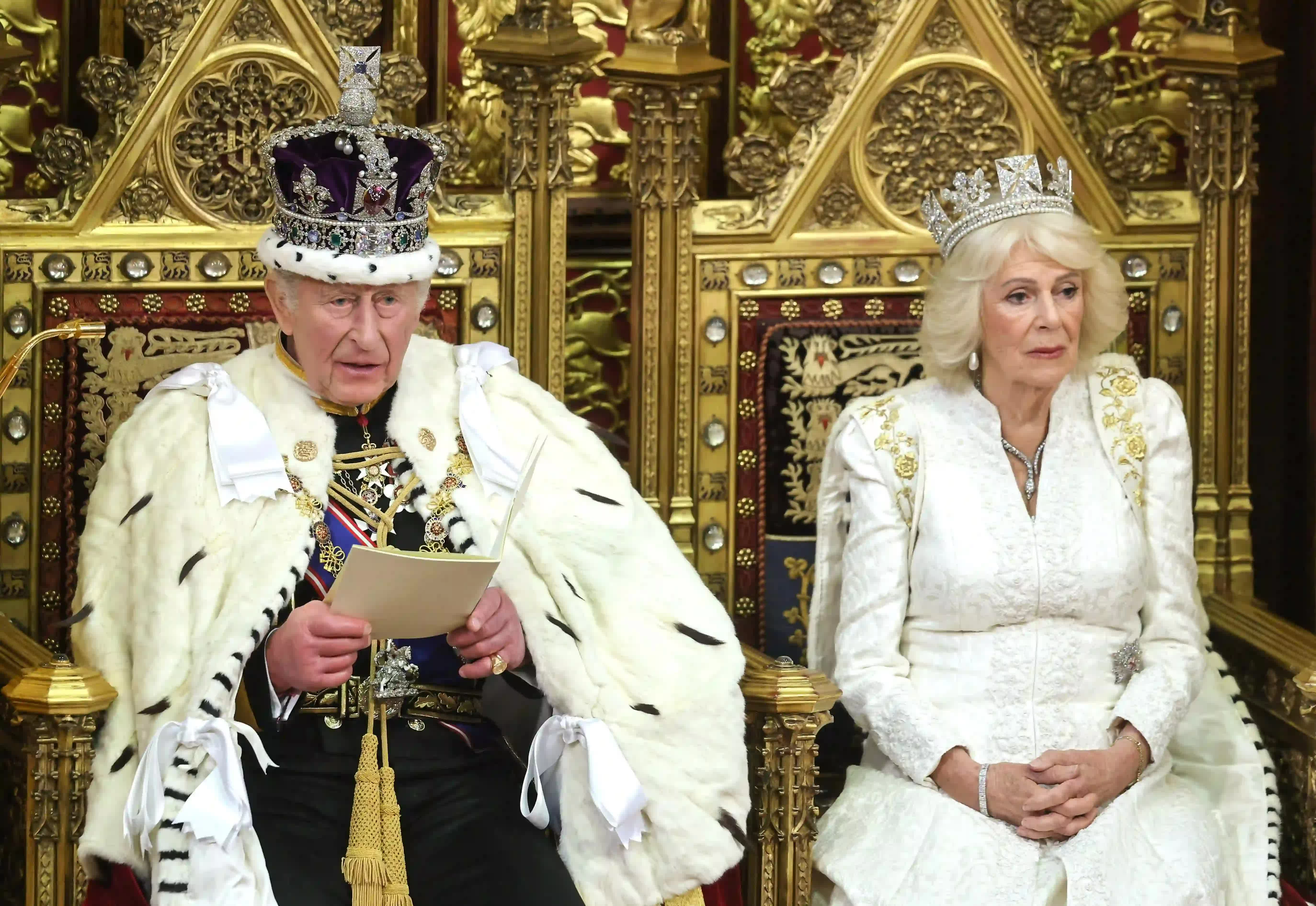 Vua Charles III cùng Hoàng hậu Camilla tham dự lễ khai mạc Quốc hội Anh tại Cung điện Westminster ở London ngày 13/5. (Nguồn: The Independent)