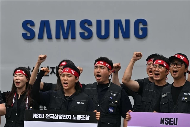 Nhân viên Samsung biểu tình trước nhà máy ở Pyeongtaek giữa nguy cơ xảy ra cuộc đình công lớn nhất lịch sử tập đoàn. (Nguồn: Digitimes) Nhân viên Samsung biểu tình trước nhà máy ở Pyeongtaek giữa nguy cơ xảy ra cuộc đình công lớn nhất lịch sử tập đoàn. (Nguồn: Digitimes)