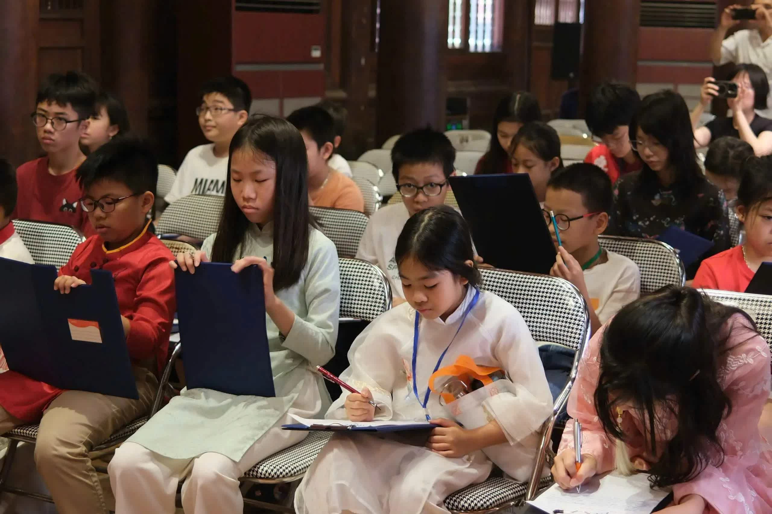 Văn Miếu - Quốc Tử Giám trở thành điểm hẹn của những người trẻ yêu tiếng Pháp Văn Miếu - Quốc Tử Giám trở thành điểm hẹn của những người trẻ yêu tiếng Pháp