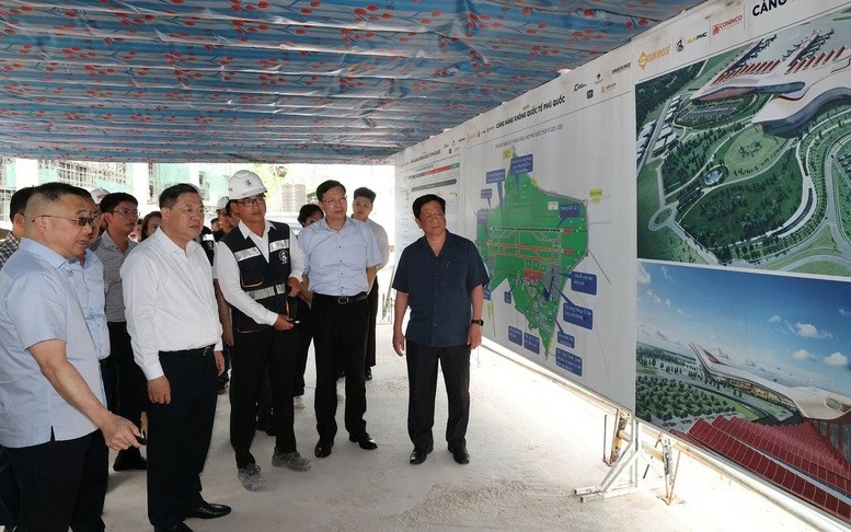 Phó Thủ tướng Thường trực Chính phủ Phạm Gia Túc nghe báo cáo về tiến độ dự án đầu tư mở rộng đường tỉnh ĐT.975. (Nguồn: VGP)