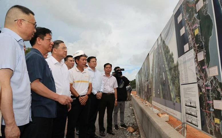 Phó Thủ tướng Thường trực Chính phủ Phạm Gia Túc nghe báo cáo về tiến độ dự án đầu tư mở rộng đường tỉnh ĐT.975. (Nguồn: VGP) Phó Thủ tướng Thường trực Chính phủ Phạm Gia Túc nghe báo cáo về tiến độ dự án đầu tư mở rộng đường tỉnh ĐT.975. (Nguồn: VGP)