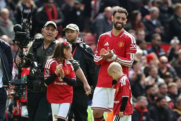 Bruno Fernandes có pha kiến tạo thứ 20 trong mùa giải 2025/26, qua đó san bằng kỷ lục của Thierry Henry và Kevin De Bruyne. Bruno Fernandes có pha kiến tạo thứ 20 trong mùa giải 2025/26, qua đó san bằng kỷ lục của Thierry Henry và Kevin De Bruyne.