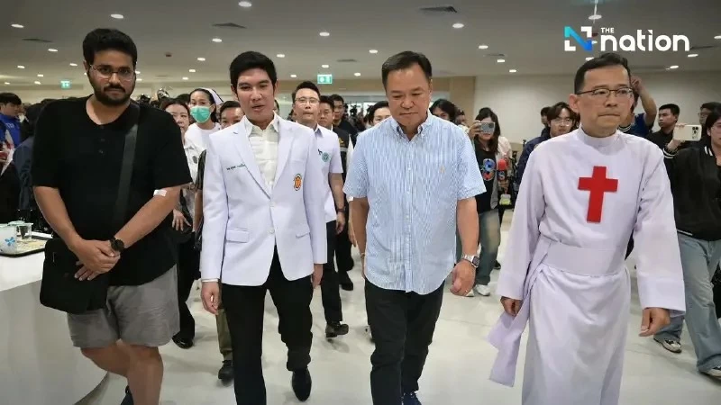 Thủ tướng Thái Lan Anutin Charnvirakul tới bệnh viện thăm các nạn nhân trong vụ tai nạn tàu hỏa - xe buýt nghiêm trọng ở Bangkok. (Nguồn: Nation Thailand) Thủ tướng Thái Lan Anutin Charnvirakul tới bệnh viện thăm các nạn nhân trong vụ tai nạn tàu hỏa - xe buýt nghiêm trọng ở Bangkok. (Nguồn: Nation Thailand)