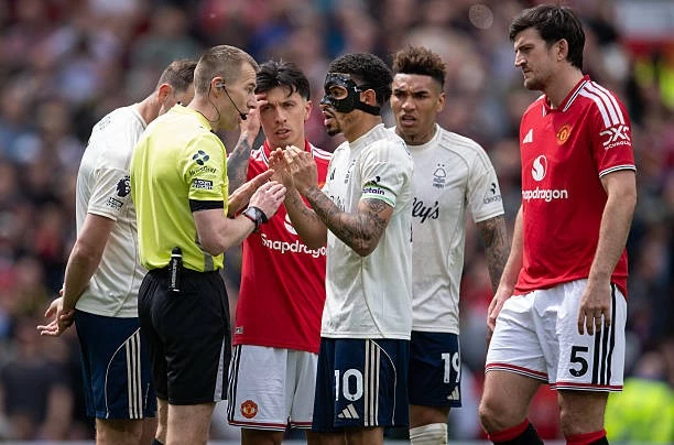 Trọng tài Ngoại hạng Anh xin lỗi vì công nhận bàn thắng của Man Utd Trọng tài Ngoại hạng Anh xin lỗi vì công nhận bàn thắng của Man Utd