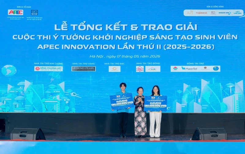GS.TS Nguyễn Thị Doan - nguyên Ủy viên Trung ương Đảng, nguyên Phó Chủ tịch nước, Chủ tịch Hội Khuyến học Việt Nam đại diện BTC trao hai suất tham gia chương trình thuyết trình và giao lưu tại Đại học Fullerton (Mỹ)