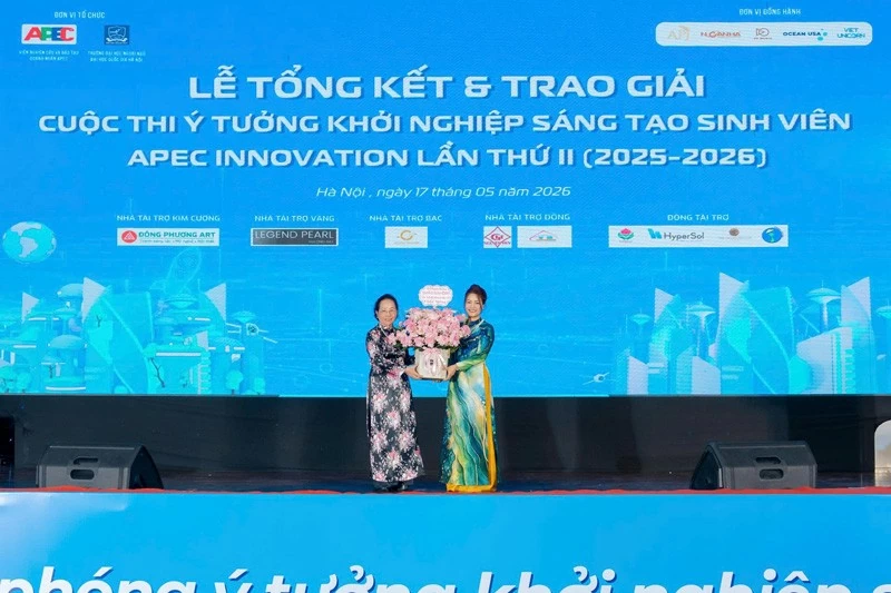 GS.TS Nguyễn Thị Doan - Nguyên Ủy viên Trung ương Đảng, nguyên Phó Chủ tịch nước, Chủ tịch Hội Khuyến học Việt Nam tặng hoa bà Nguyễn Thị Minh Thu trưởng ban tổ chức cuộc thi ý tưởng khởi nghiệp sáng tạo sinh viên Apec innovation lần thứ II.