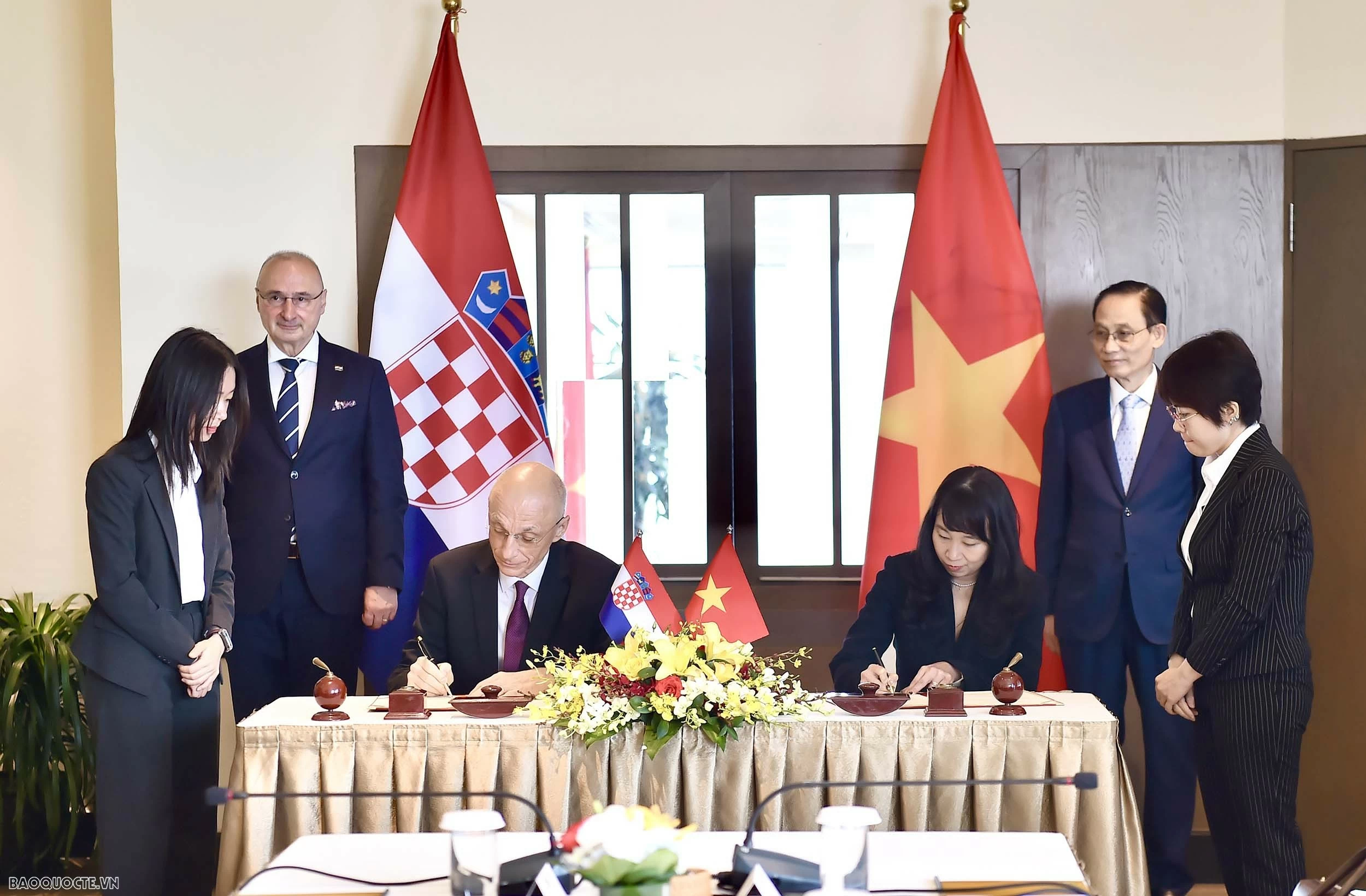 Bộ trưởng Lê Hoài Trung và Bộ trưởng Gordan Grlić Radman chứng kiến lễ ký Bản ghi nhớ hợp tác giữa Học viện Ngoại giao Việt Nam và Học viện Ngoại giao Croatia. Bộ trưởng Lê Hoài Trung và Bộ trưởng Gordan Grlić Radman chứng kiến lễ ký Bản ghi nhớ hợp tác giữa Học viện Ngoại giao Việt Nam và Học viện Ngoại giao Croatia.