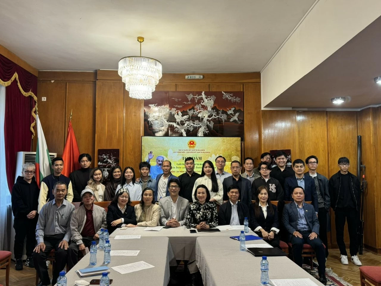 Đại biểu, thanh niên và sinh viên Việt Nam tại Bulgaria chụp ảnh lưu niệm trong khuôn khổ tọa đàm “Tuổi trẻ Việt Nam tại Bulgaria: Giữ gìn bản sắc - Vững bước tương lai”. Đại biểu, thanh niên và sinh viên Việt Nam tại Bulgaria chụp ảnh lưu niệm trong khuôn khổ tọa đàm “Tuổi trẻ Việt Nam tại Bulgaria: Giữ gìn bản sắc - Vững bước tương lai”.
