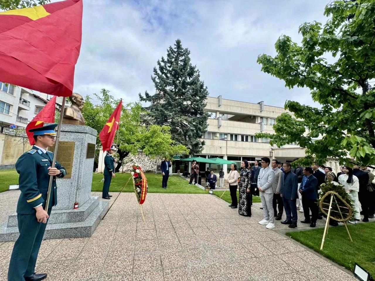 Các đại biểu dâng hoa, tưởng niệm Chủ tịch Hồ Chí Minh tại tượng đài của Người ở Bulgaria nhân kỷ niệm 136 năm Ngày sinh Chủ tịch Hồ Chí Minh. Các đại biểu dâng hoa, tưởng niệm Chủ tịch Hồ Chí Minh tại tượng đài của Người ở Bulgaria nhân kỷ niệm 136 năm Ngày sinh Chủ tịch Hồ Chí Minh.