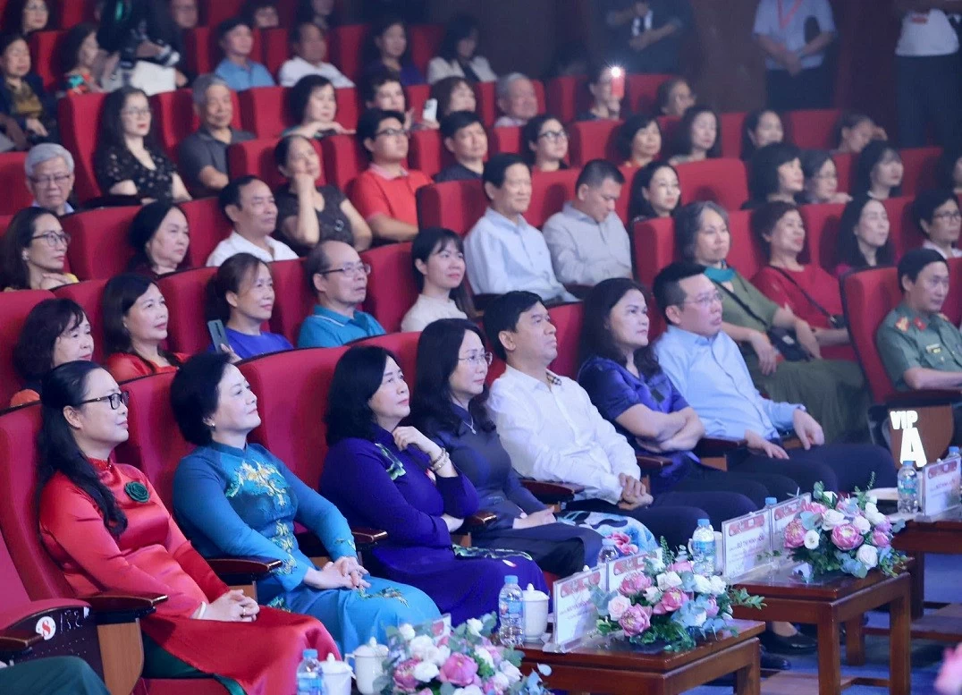 Đêm nghệ thuật lay động hàng triệu trái tim hướng về Bác Hồ Đêm nghệ thuật lay động hàng triệu trái tim hướng về Bác Hồ