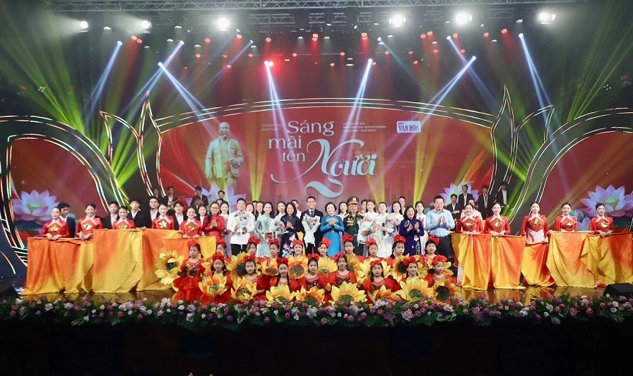 Đêm nghệ thuật lay động hàng triệu trái tim hướng về Bác Hồ Đêm nghệ thuật lay động hàng triệu trái tim hướng về Bác Hồ