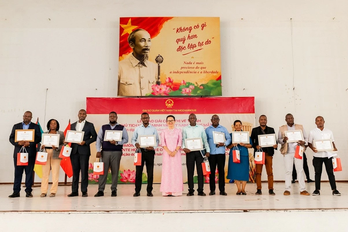 Đại sứ quán Việt Nam tại Mozambique trao giải cuộc thi vẽ tranh về Chủ tịch Hồ Chí Minh