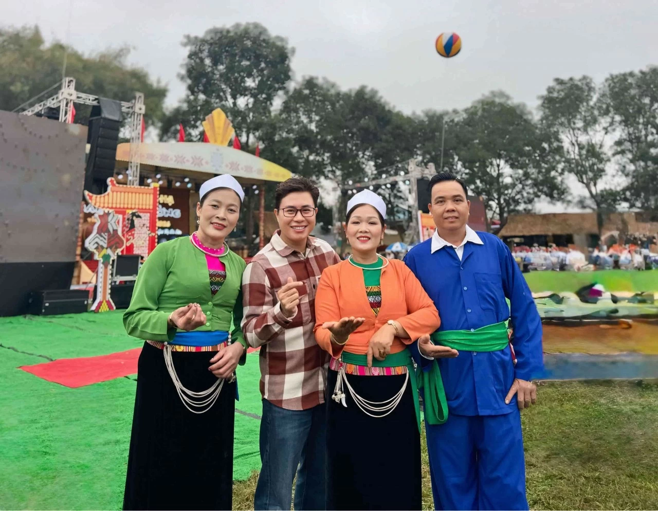 Mường Bi: Khi di sản cất lời trong nhịp chiêng khai hạ