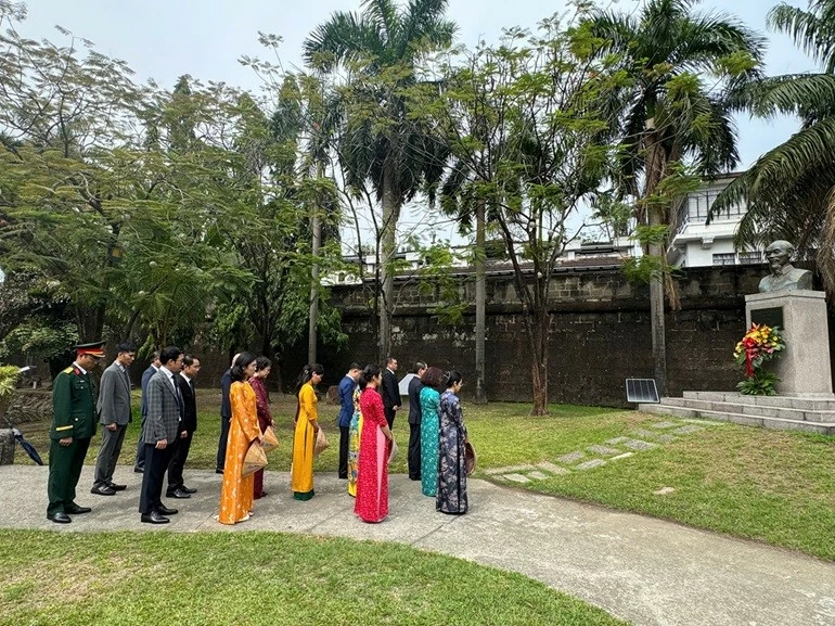 Đại sứ quán Việt Nam tại Philippines dâng hoa tưởng niệm Chủ tịch Hồ Chí Minh Đại sứ quán Việt Nam tại Philippines dâng hoa tưởng niệm Chủ tịch Hồ Chí Minh