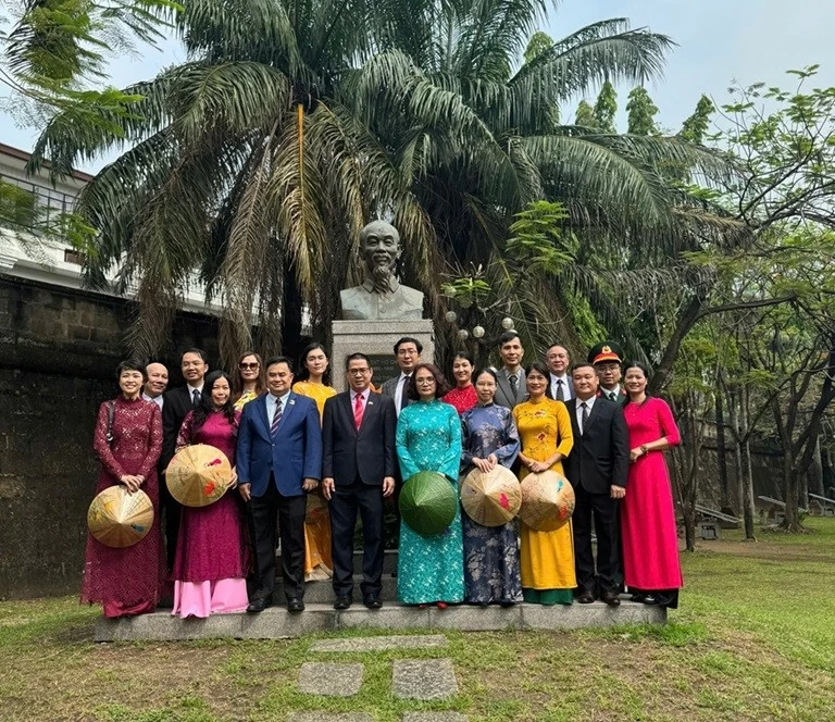 Đại sứ quán Việt Nam tại Philippines dâng hoa tưởng niệm Chủ tịch Hồ Chí Minh Đại sứ quán Việt Nam tại Philippines dâng hoa tưởng niệm Chủ tịch Hồ Chí Minh