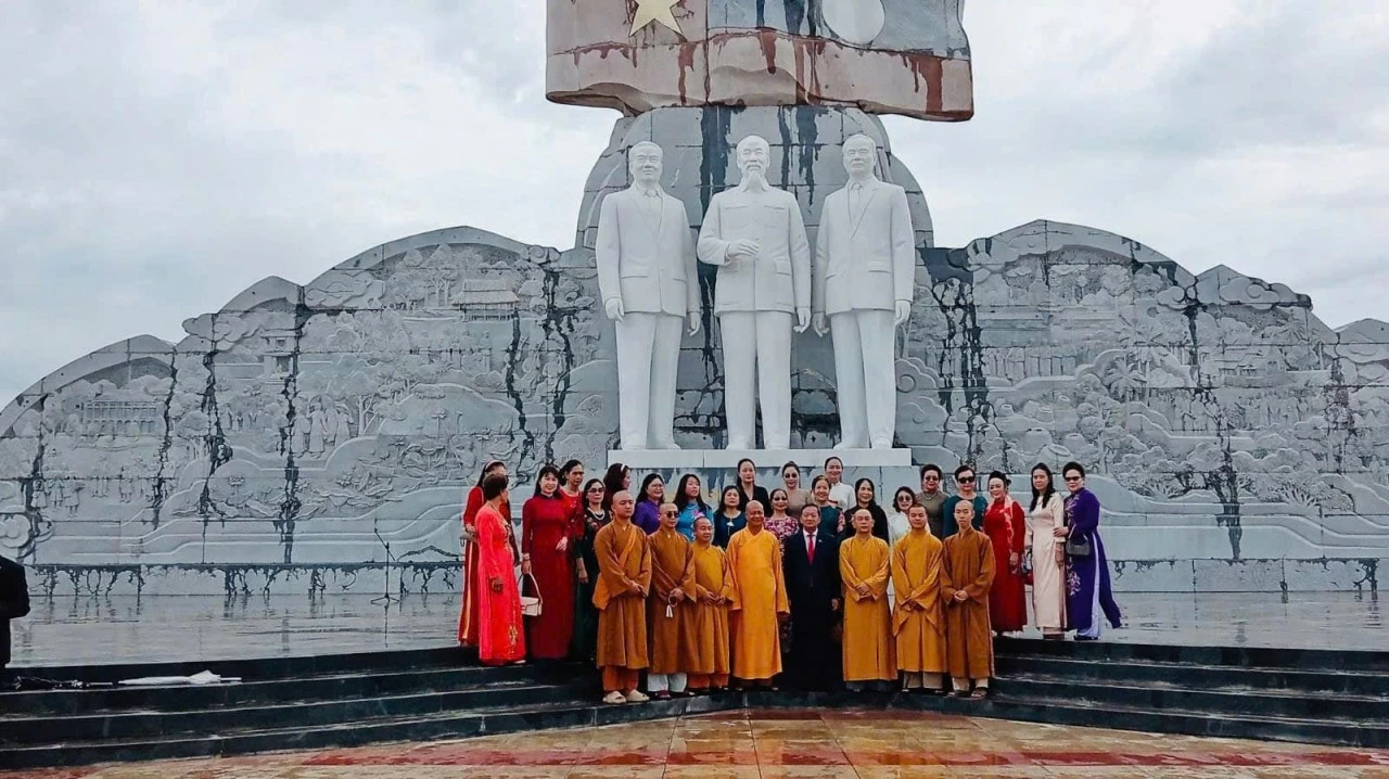 Cộng đồng người Việt tại Lào kỷ niệm 136 năm Ngày sinh Chủ tịch Hồ Chí Minh