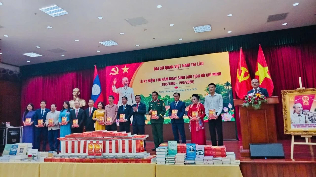 Cộng đồng người Việt tại Lào kỷ niệm 136 năm Ngày sinh Chủ tịch Hồ Chí Minh