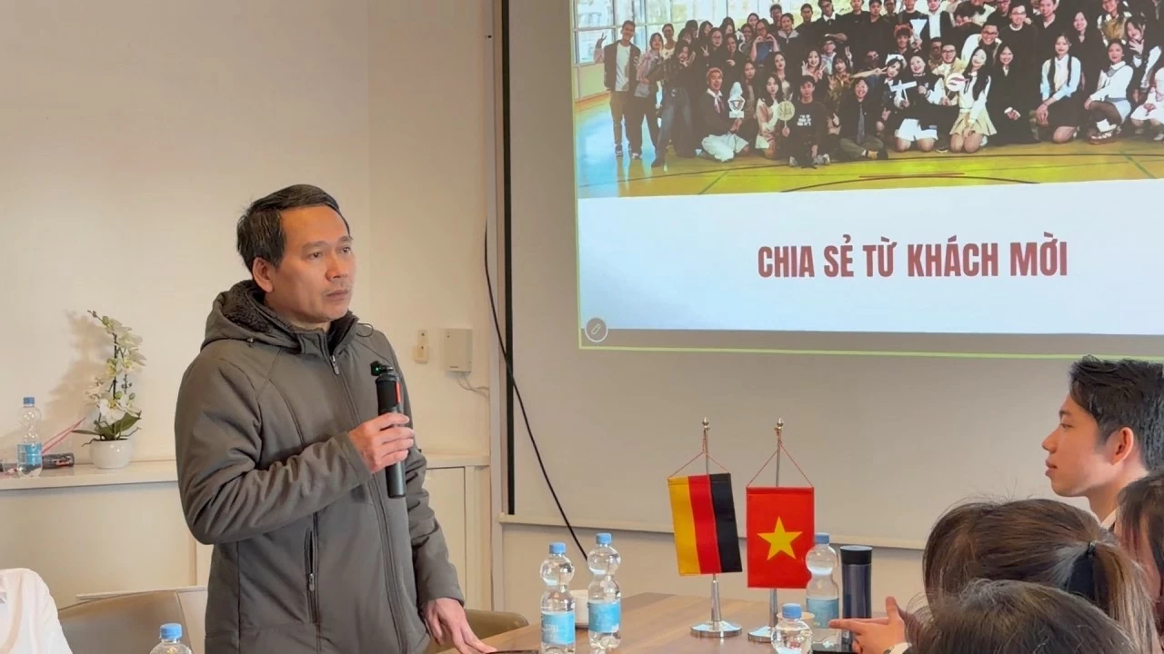 Ông Nguyễn Văn Phong, đại diện Tổng Lãnh sự quán Việt Nam tại Frankfurt phát biểu tại buổi làm việc. (Ảnh: Hồng Trí)