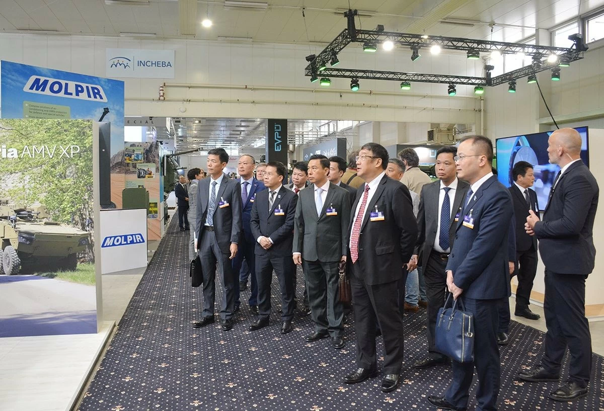 Đoàn Thứ trưởng Bộ Quốc phòng dự Triển lãm Công nghệ quốc phòng và An ninh quốc tế Bratislava (IDEB) 2026