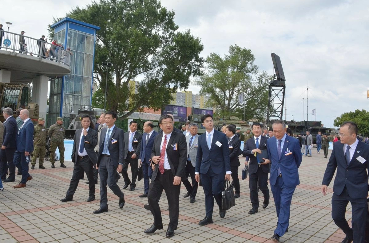 Đoàn Thứ trưởng Bộ Quốc phòng dự Triển lãm Công nghệ quốc phòng và An ninh quốc tế Bratislava (IDEB) 2026