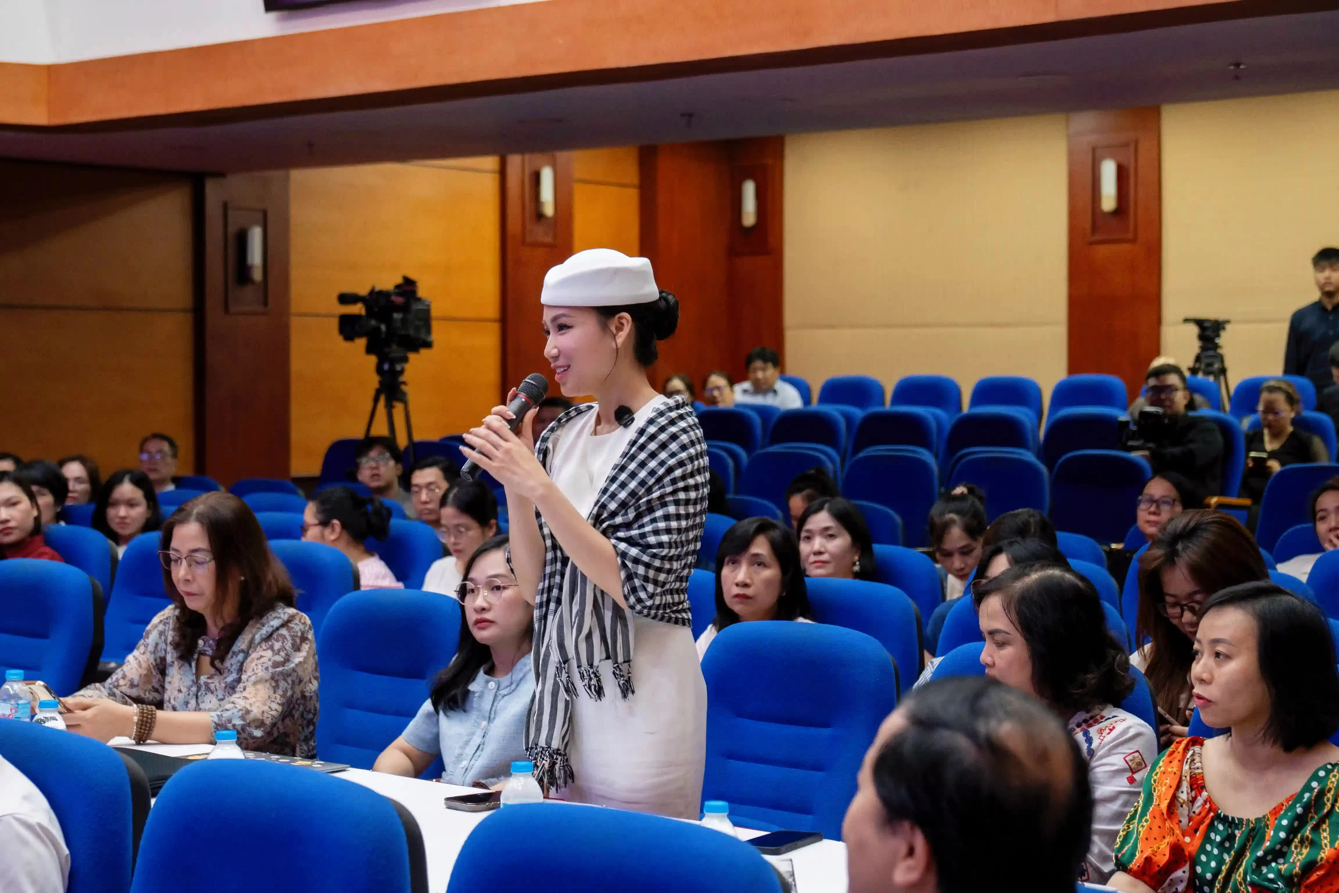 Nhiều câu hỏi tập trung vào cơ hội dành cho người trẻ, tác giả quốc tế và chiến lược quảng bá cuộc thi ra nước ngoài.