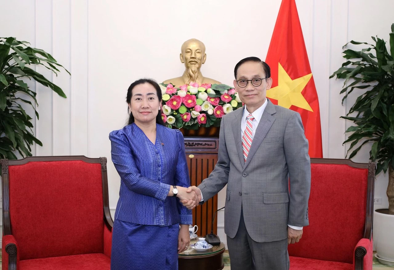 Ủy viên Bộ Chính trị, Bí thư Đảng ủy Bộ, Bộ trưởng Ngoại giao đã tiếp Đại sứ Campuchia Touch Sopharath nhân 