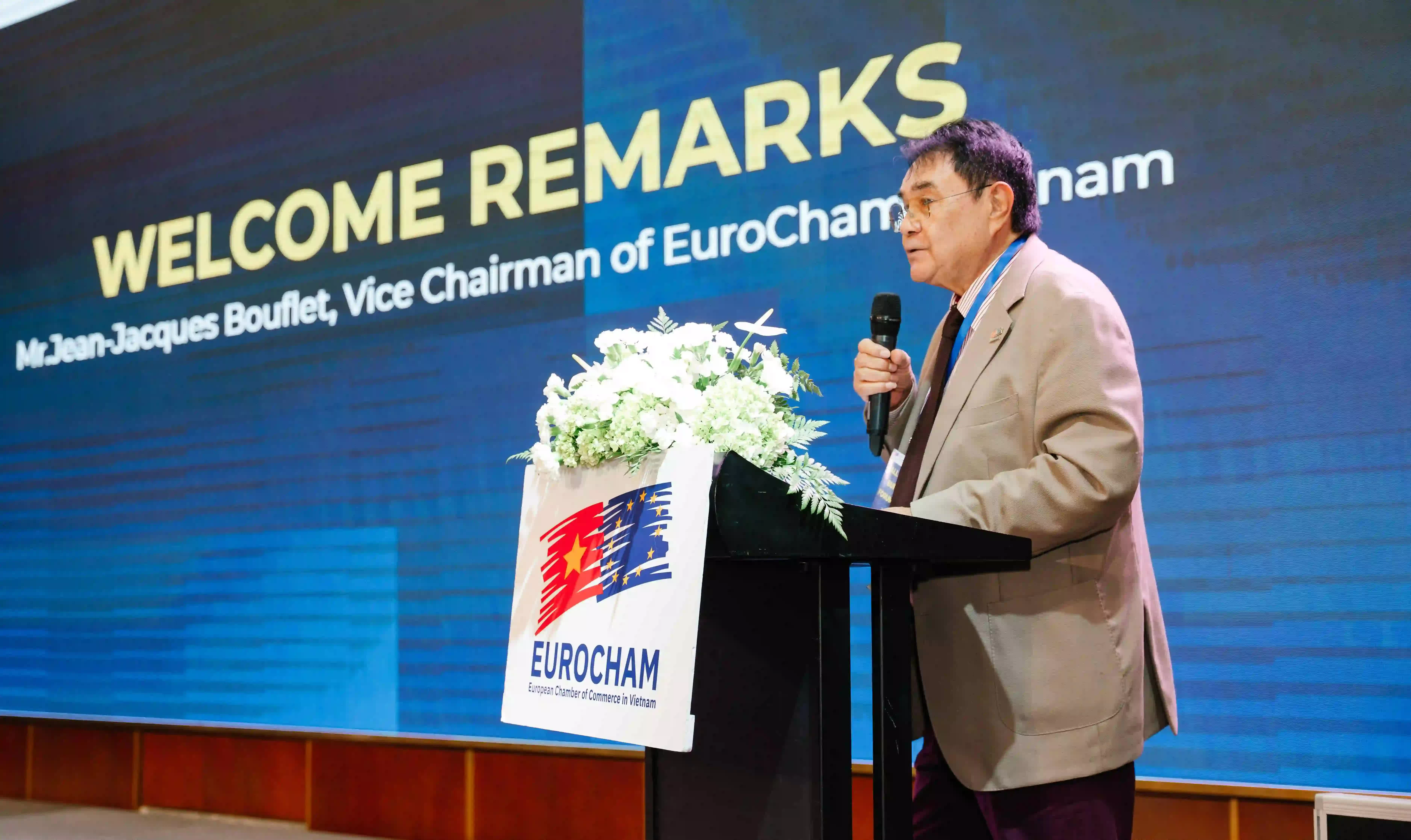 Phó Chủ tịch EuroCham Jean-Jacques Bouflet phát biểu tại Diễn đàn Nhà cao tầng EuroCham 2026, nhấn mạnh định hướng phát triển đô thị bền vững tại Việt Nam.
