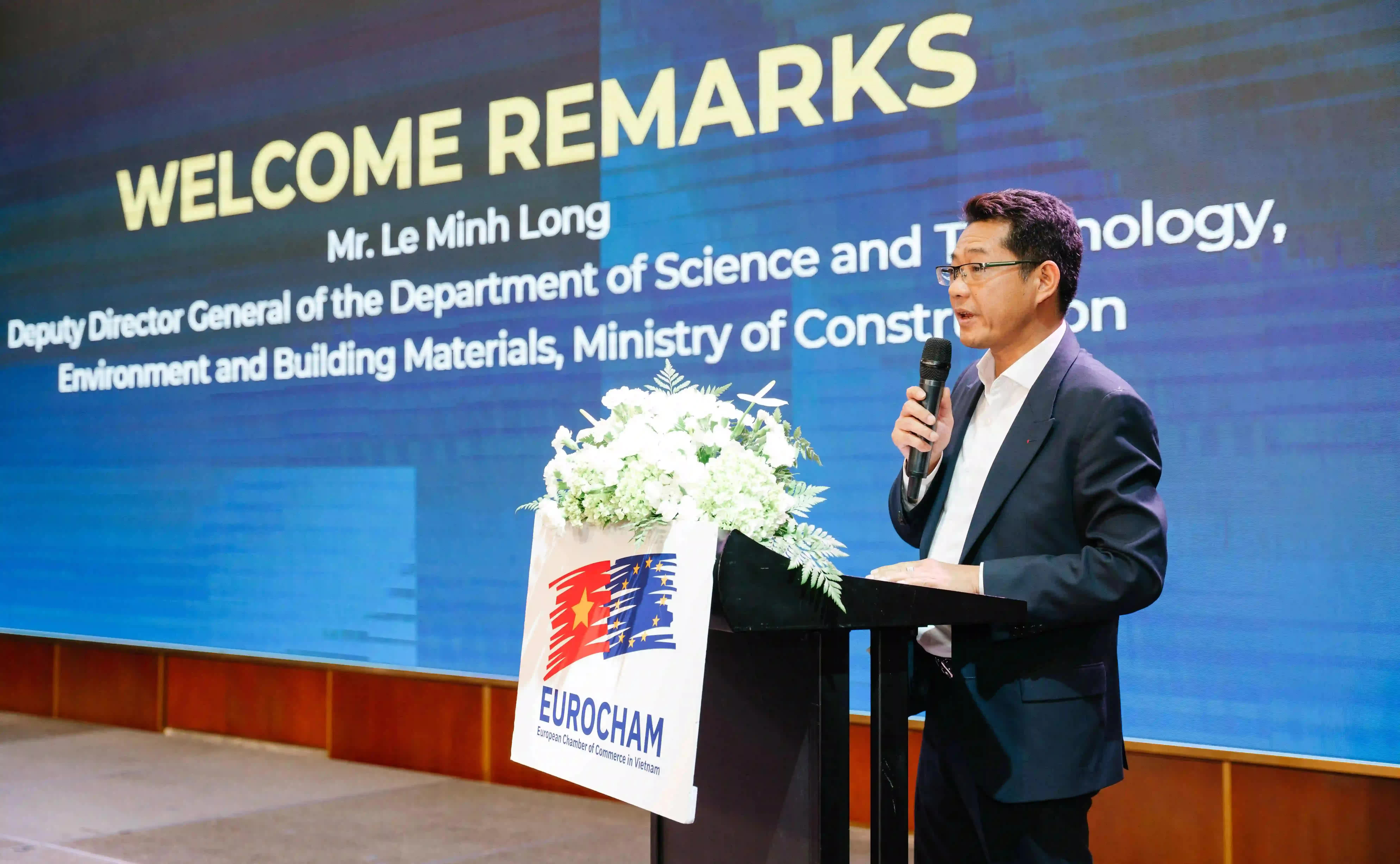 Ông Lê Minh Long, Phó Vụ trưởng Vụ Khoa học Công nghệ và Môi trường (Bộ Xây dựng), phát biểu tại Diễn đàn Nhà cao tầng EuroCham 2026 về định hướng phát triển đô thị bền vững.