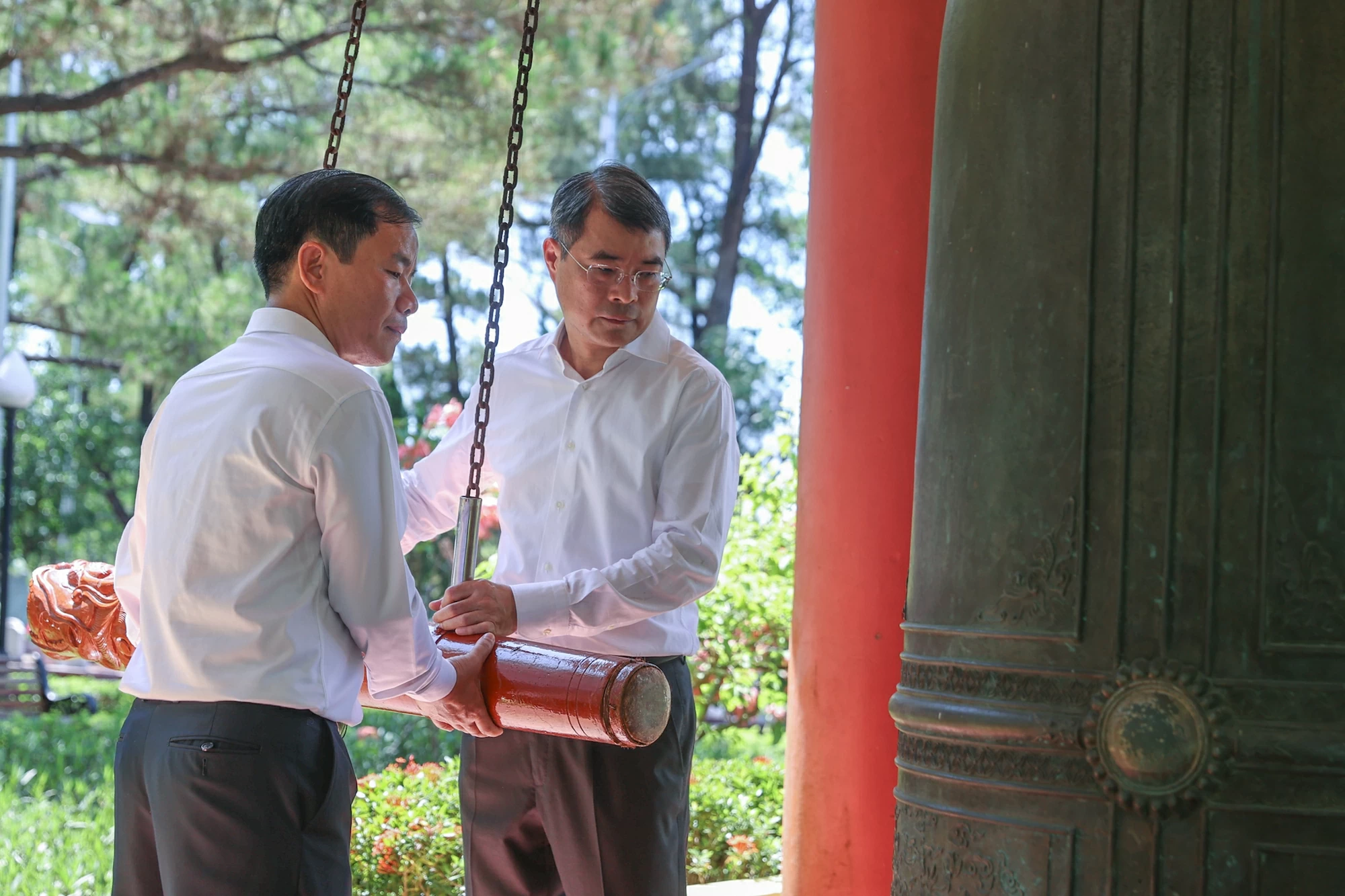 Thủ tướng Lê Minh Hưng tưởng niệm các anh hùng liệt sĩ tại các địa chỉ đỏ ở Quảng Trị