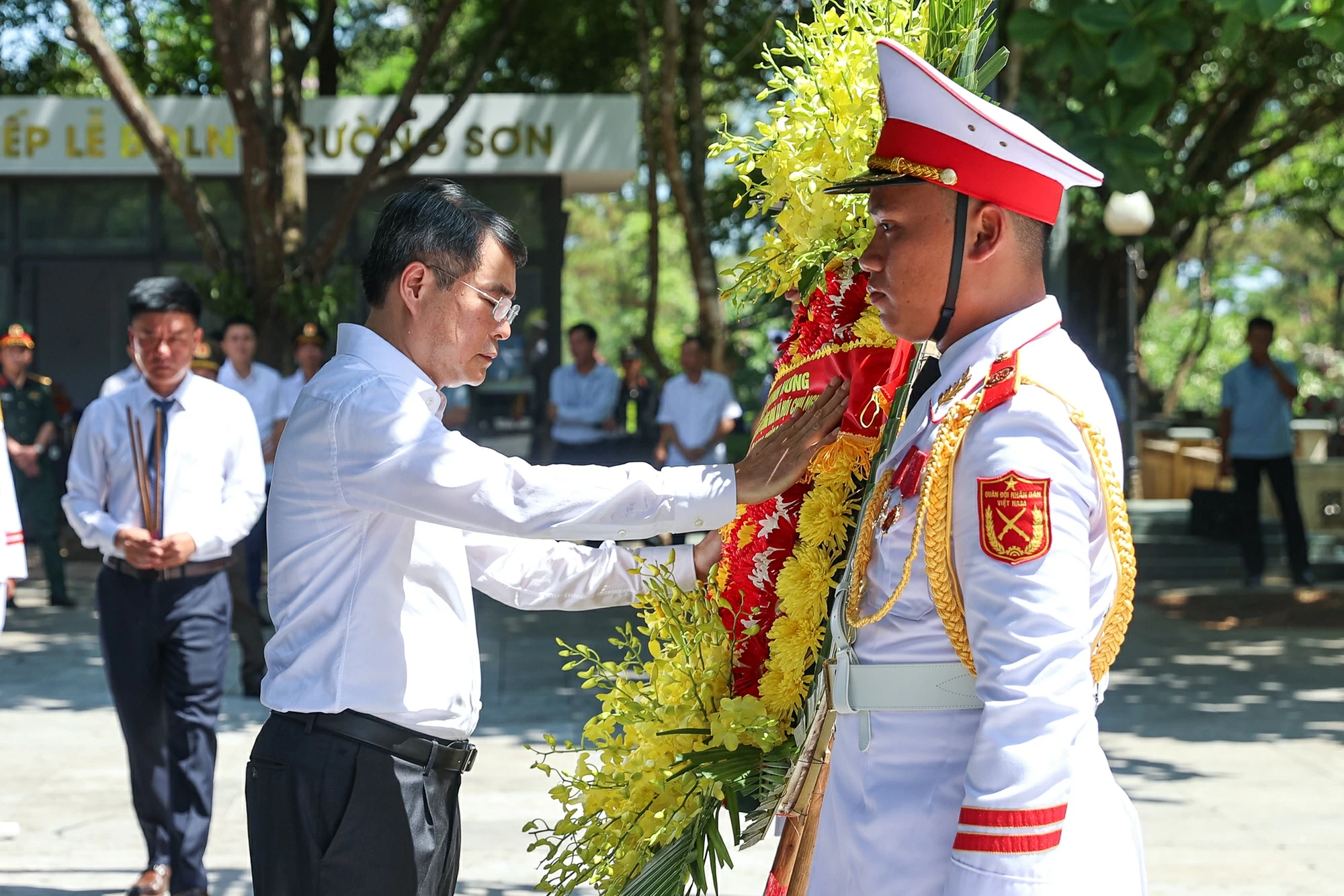 Thủ tướng Lê Minh Hưng tưởng niệm các anh hùng liệt sĩ tại các địa chỉ đỏ ở Quảng Trị