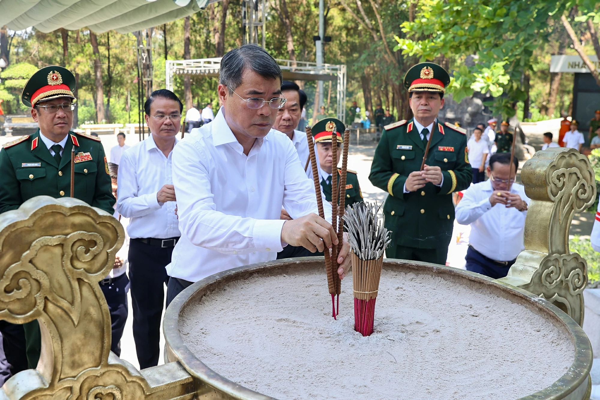 Thủ tướng Lê Minh Hưng tưởng niệm các anh hùng liệt sĩ tại các địa chỉ đỏ ở Quảng Trị