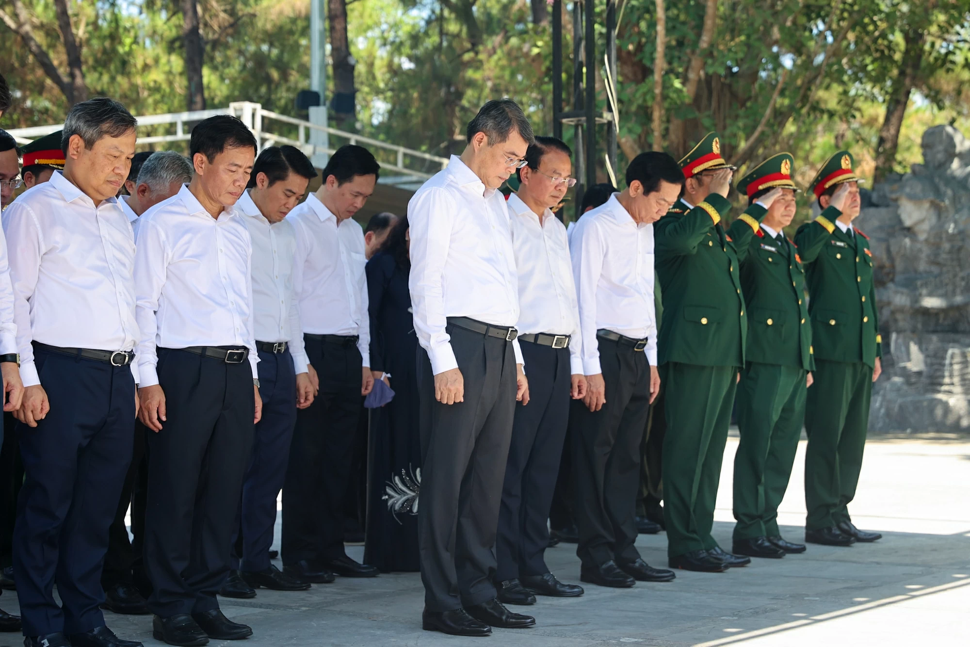 Thủ tướng Lê Minh Hưng tưởng niệm các anh hùng liệt sĩ tại các địa chỉ đỏ ở Quảng Trị