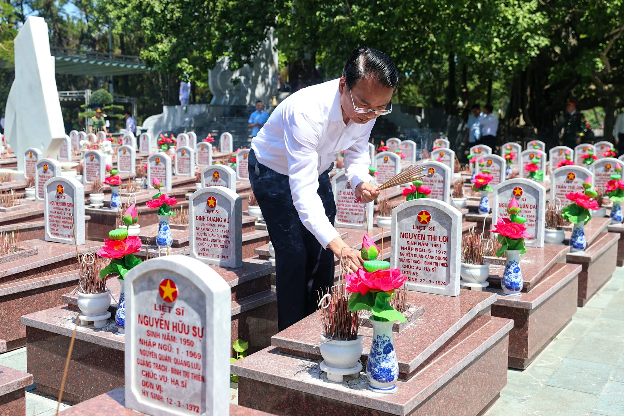 Thủ tướng Lê Minh Hưng tưởng niệm các anh hùng liệt sĩ tại các địa chỉ đỏ ở Quảng Trị