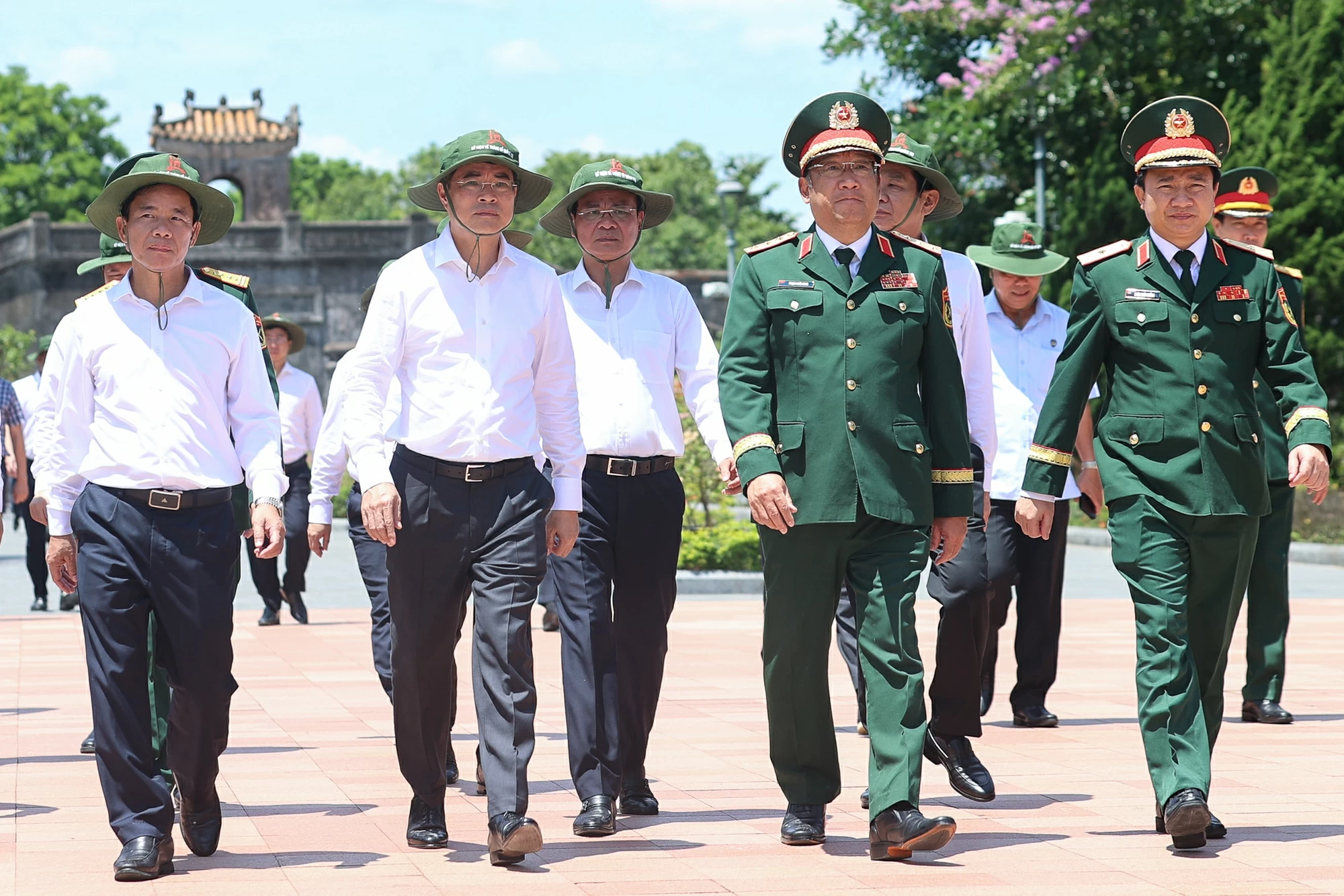 Thủ tướng Lê Minh Hưng tưởng niệm các anh hùng liệt sĩ tại các địa chỉ đỏ ở Quảng Trị