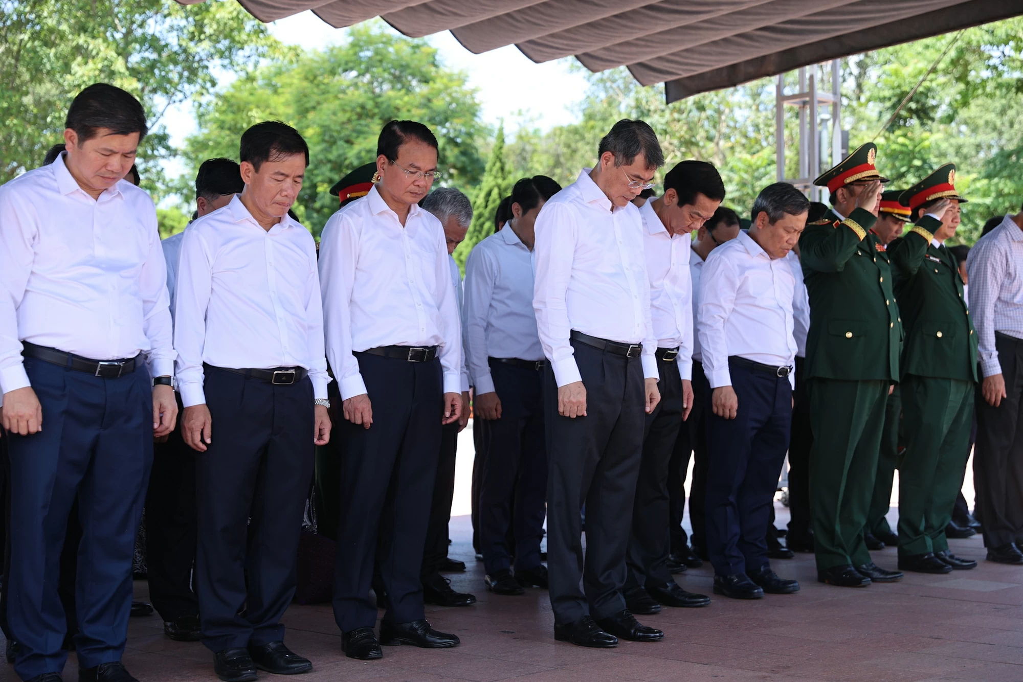 Thủ tướng Lê Minh Hưng tưởng niệm các anh hùng liệt sĩ tại các địa chỉ đỏ ở Quảng Trị
