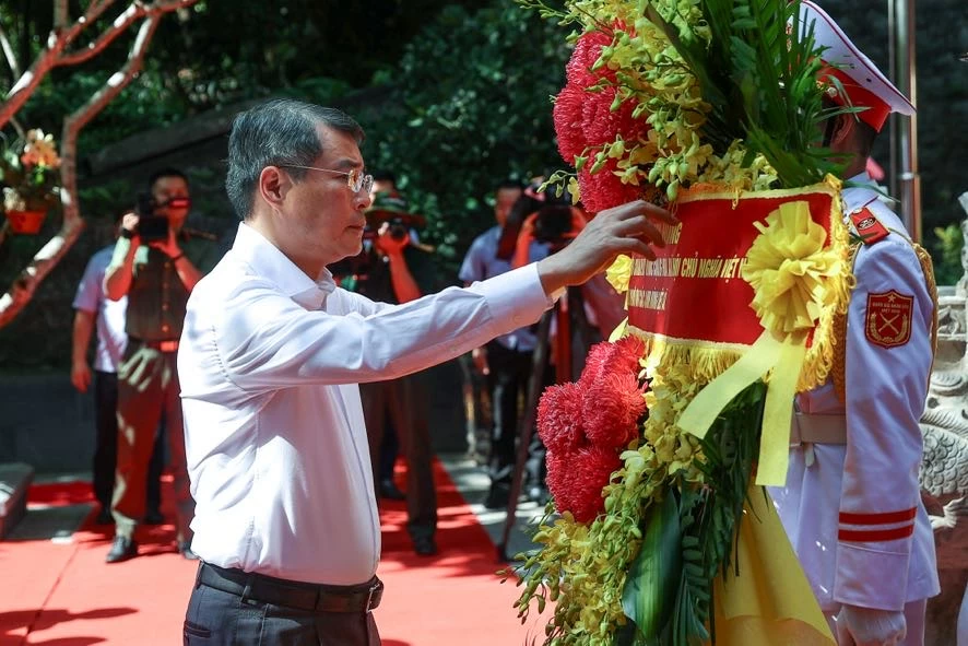 Thủ tướng Lê Minh Hưng tưởng niệm các anh hùng liệt sĩ tại các địa chỉ đỏ ở Quảng Trị