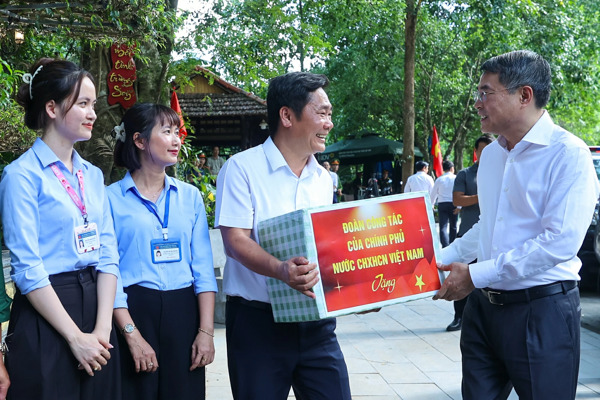 Thủ tướng Lê Minh Hưng tưởng niệm các anh hùng liệt sĩ tại các địa chỉ đỏ ở Quảng Trị
