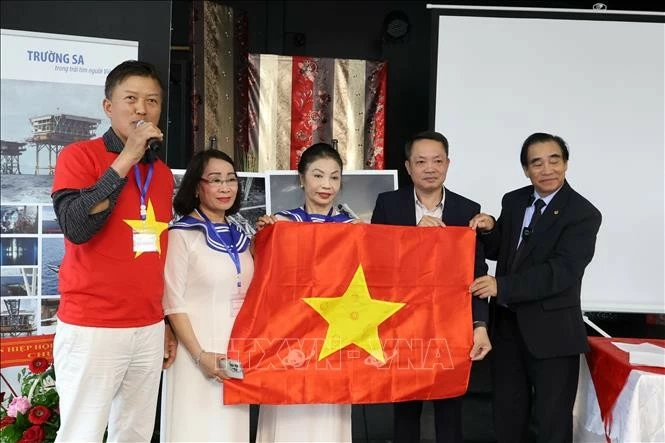 Triển lãm ảnh về biển đảo Việt Nam kết nối kiều bào tại châu Âu