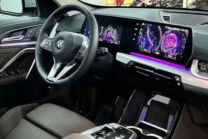 Bên trong cabin, BMW X1 2026 thay đổi mạnh theo hướng số hóa. 