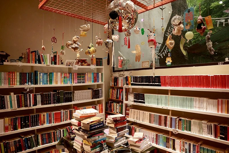 Không gian tầng một của nhà sách The Bookshelf Hanoi.