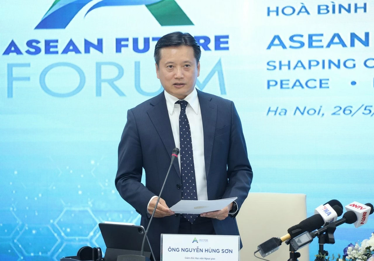 Tiến sĩ Nguyễn Hùng Sơn, Giám đốc Học viện Ngoại giao phát biểu tại buổi họp báo. (Ảnh: Thành Long) Tiến sĩ Nguyễn Hùng Sơn, Giám đốc Học viện Ngoại giao phát biểu tại buổi họp báo. (Ảnh: Thành Long)