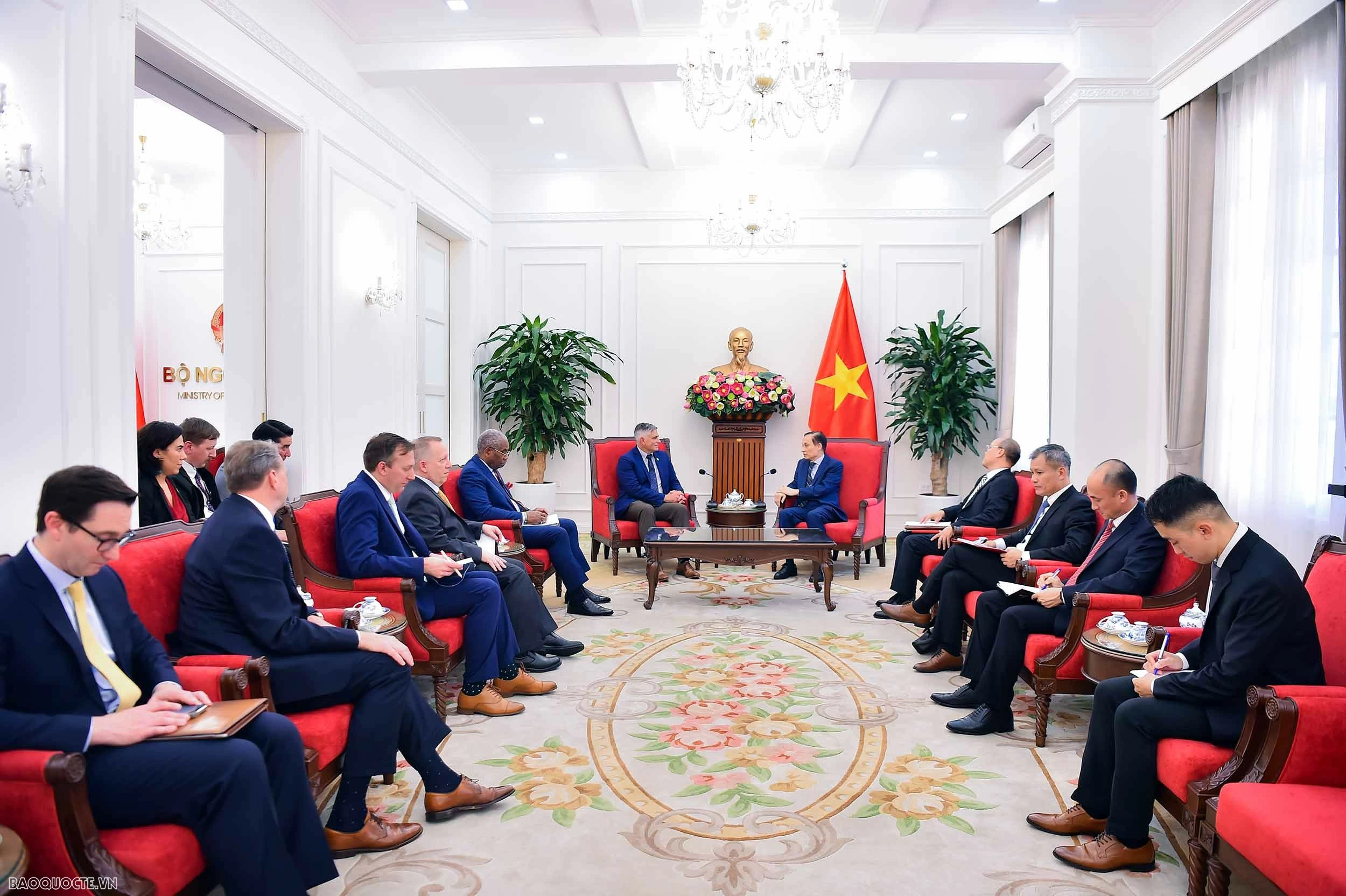 Bộ trưởng Bộ Ngoại giao Lê Hoài Trung tiếp Đoàn nghị sĩ Hoa Kỳ Đưa quan hệ Đối tác chiến lược toàn diện Việt Nam-Hoa Kỳ đi vào chiều sâu, ổn định và thực chất hơn