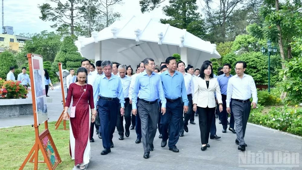 Thủ tướng Lê Minh Hưng dâng hương, viếng Mộ Cụ Phó bảng Nguyễn Sinh Sắc Thủ tướng Lê Minh Hưng dâng hương, viếng Mộ Cụ Phó bảng Nguyễn Sinh Sắc